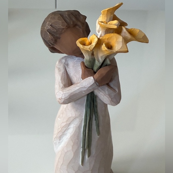 Willow Tree Gratitude Girl With Yellow Calla Lilies Figurine 2022 - Home Decor - Picture 2 of 11